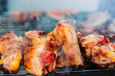 Buharlı ızgarada nefis et. Kapatın. Tavuk, sığır eti.