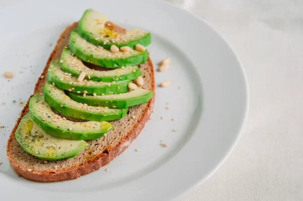 Toast Sănătos Avocado Pâine Secară Avocado Feliat Semințe Sare Piper — Fotografie, imagine de stoc