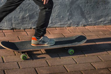 Kaykayın üzerindeki bacaklar caddeyi kapatın.