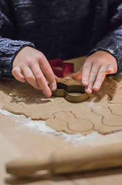 Çocukların elleri zencefilli yeni yıl kurabiyesi yapar. Noel hazırlıkları.
