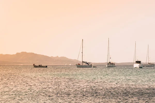 Beautiful sea at sunset with sailboats and mountains in the background.Sardinia — Stock Photo, Image