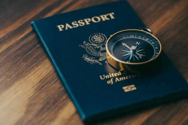 Mavi Amerikan pasaportunun üstüne bir altın pusula.