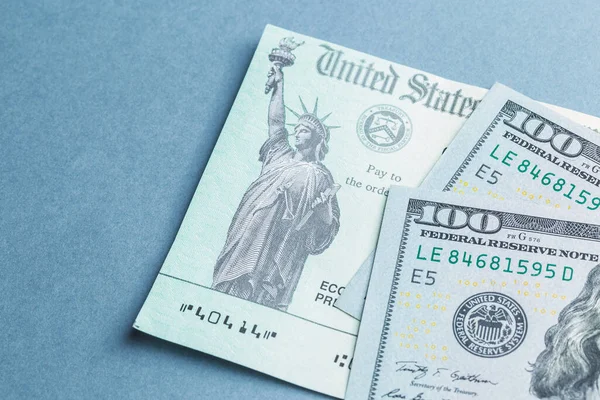  Yüz dolarlık banknotlarla yapılan bir ABD uyaran denetimi.