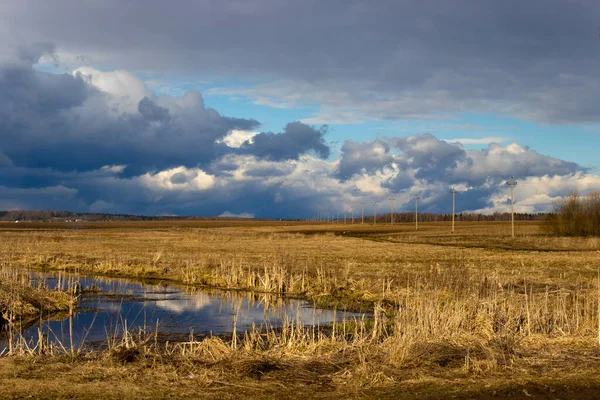 青い雲が川を渡り — ストック写真