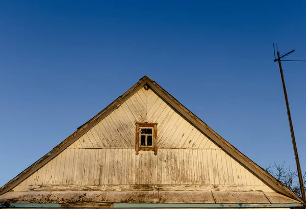 Eski Ahşap Bir Köy Evinin Üçgen Çatısı — Stok fotoğraf