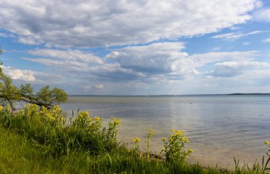 Sıcak bir yaz gününde göl ve bulutlu gökyüzü manzarası