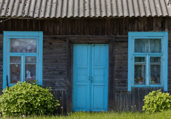 Une Vieille Maison Campagne Avec Des Fenêtres Bleues Une Porte — Photo