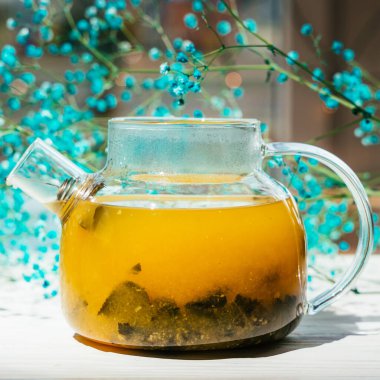 Sarı karabatak çayı demlenmiş çaydanlıkta