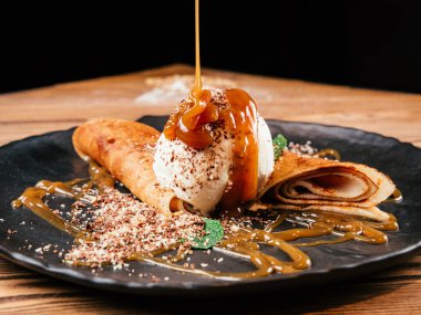 Dondurmalı gözleme Aşçının eli karamel doldurur