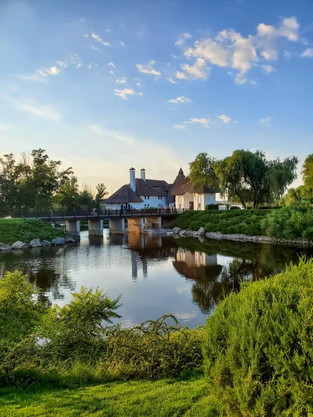 Stock image Beautiful rural landscape, lake house, reflection in water