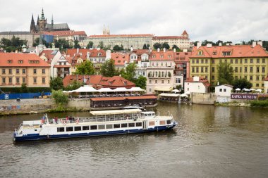 Prag 'da. Çek Cumhuriyeti. 19 Haziran 2015 Vltava Nehri manzarası. Nehirde gemi gezisi.