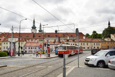 Prag 'da. Çek Cumhuriyeti. 20 Haziran 2015 Eski kasabadaki eski kırmızı tramvayın görüntüsü.