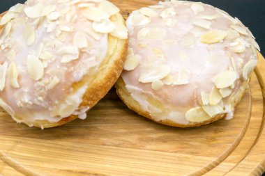 Kremalı ve badem şekerli lezzetli donutların yakın çekimi..