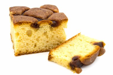 Beyaz arka planda reçelli Noel pastası