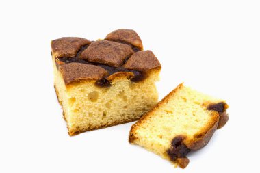 Beyaz arka planda reçelli Noel pastası