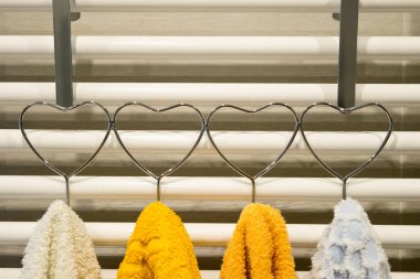 Renkli havluları sallanan kalp şeklinde bir havlu korkuluğu manzarası