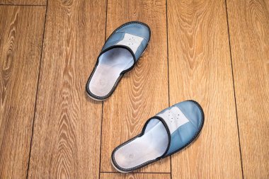 Gri ev terlikleri yerde duruyor.