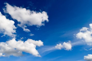 Yazın beyaz bulutlu mavi gökyüzü