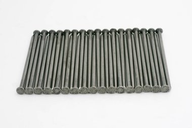 Beyaz arkaplana yerleştirilmiş metal çiviler