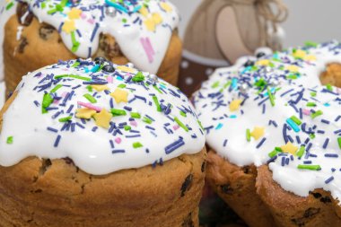 Paskalya. Üzümlü Paskalya pastası ve renkli serpiştirilmiş krema.