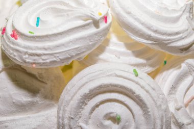 Renkli serpiştirilmiş beyaz kremşantili yakın plan.