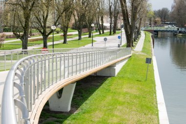 Kaynak suyu kanalı üzerindeki köprü manzarası. Gizycko