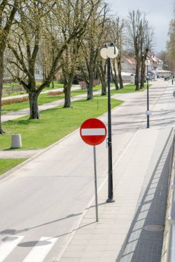 Baharda parka giriş yasak tabelasına bak