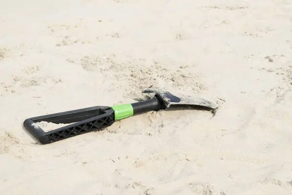 Zicht Een Zwarte Schop Een Zandstrand — Stockfoto