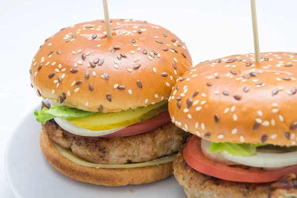 Krásný Výhled Velký Hamburger Rajčaty Cibulí Okurkou Bílém Talíři — Stock fotografie