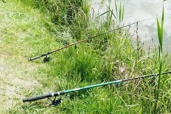 Vista Varas Pesca Deitado Grama Junto Lago — Fotografia de Stock