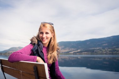 Bir bankta güzel kız