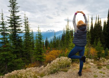 Güzel kız dağlarda meditasyon