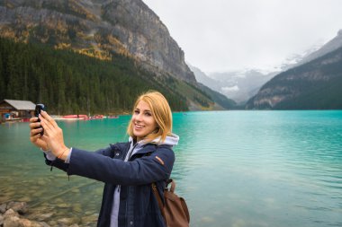 Bir selfie dağlarda alarak güzel kız