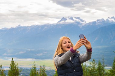 Bir selfie dağlarda alarak güzel kız