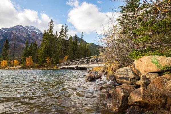 Lago e montagne paesaggio — Foto Stock