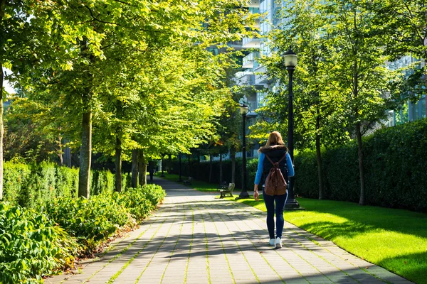 Mädchen in einem Park in einer Stadt — Stockfoto