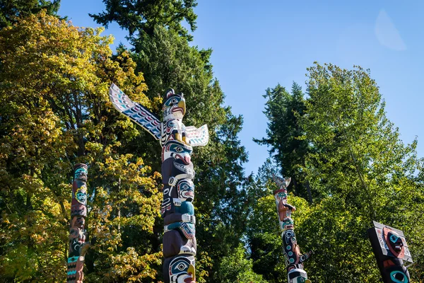 Totem colorati in Nord America — Foto Stock