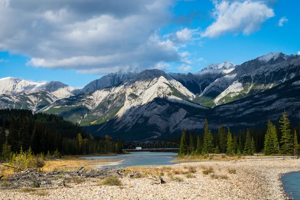 Lago e montagne paesaggio — Foto Stock