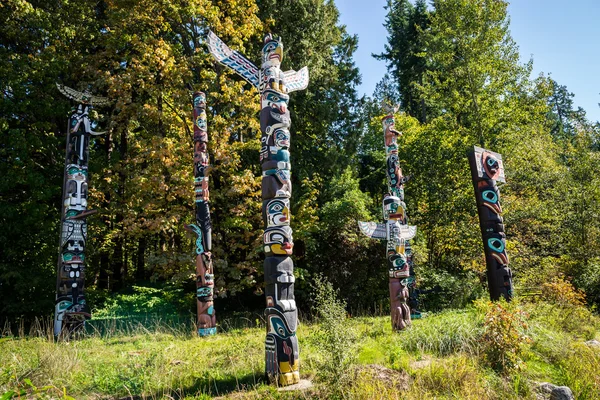 Kleurrijke totems in Noord-Amerika — Stockfoto