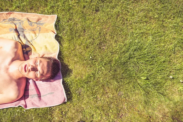 Young man sunbathing — Stock Photo, Image