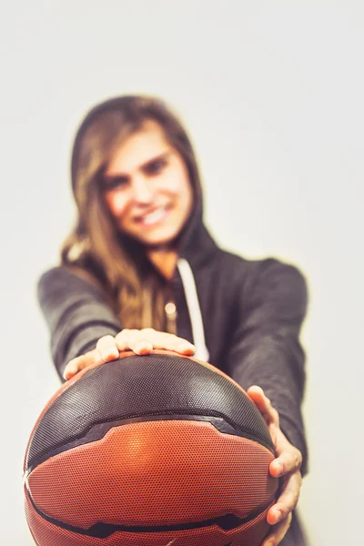Κορίτσι με μια μπάλα του μπάσκετ — Φωτογραφία Αρχείου