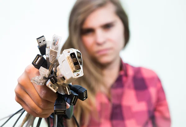 Chica sosteniendo cables — Foto de Stock