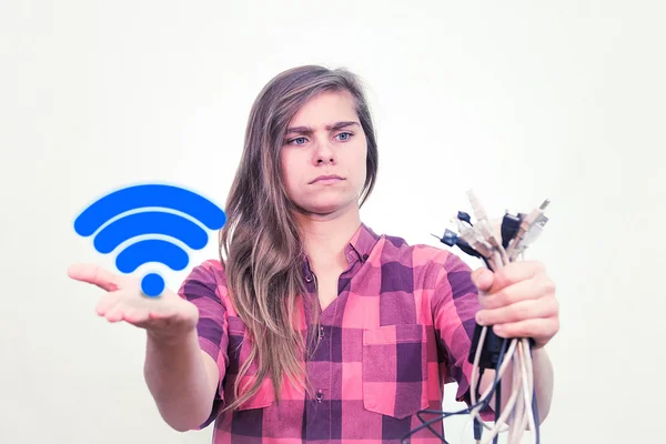 Chica sosteniendo cables — Foto de Stock