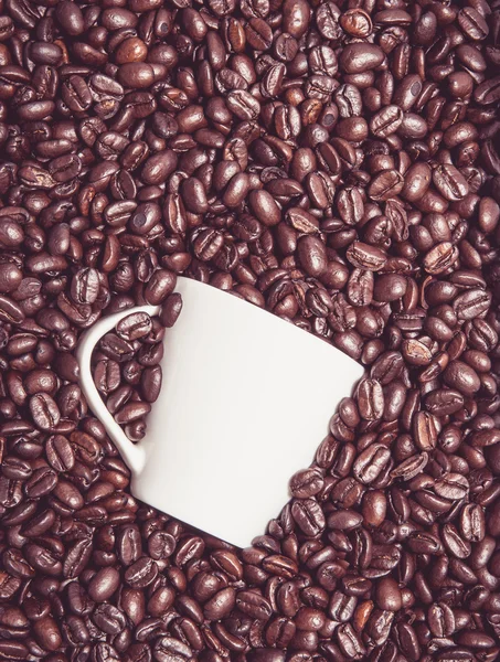 Cup in the coffee beans — Stock Photo, Image