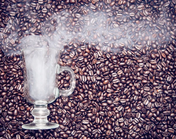 Copo de café irlandês com fumaça em grãos de café — Fotografia de Stock