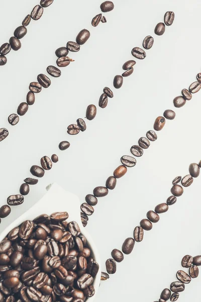 Coffee beans pattern with a coffee cup on top — Stock Photo, Image