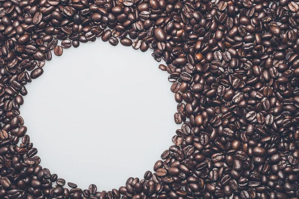 Textura de grãos de café com um círculo branco para texto — Fotografia de Stock