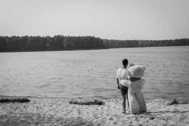 Adam büyük bir oyuncak ayı ile