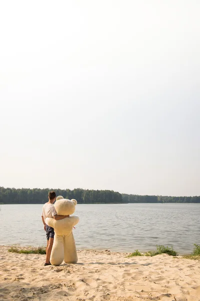 Typ mit einem großen Teddybär — Stockfoto