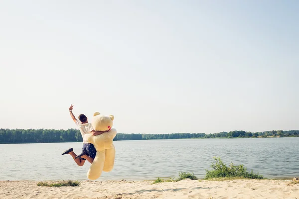 Typ mit einem großen Teddybär — Stockfoto